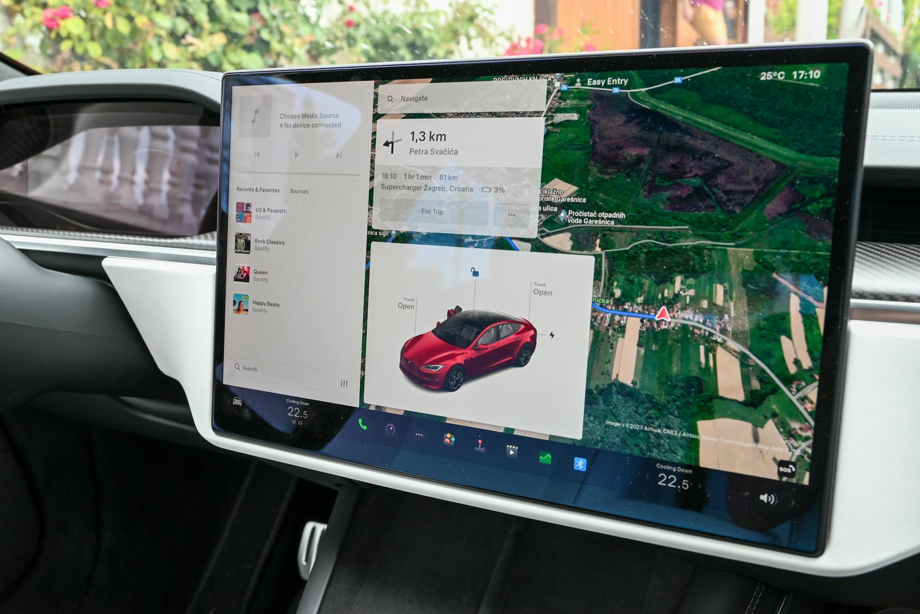 gps on touchscreen in tesla